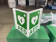 白い壁の台紙AEDの壁の印の緑のプラスチック除細動器AEDピース サイン注文アルミニウムAEDの印