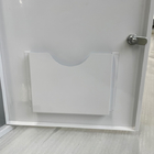 金属の白の救急処置のキャビネットのInnner箱が付いている公共の仕事場の壁の台紙