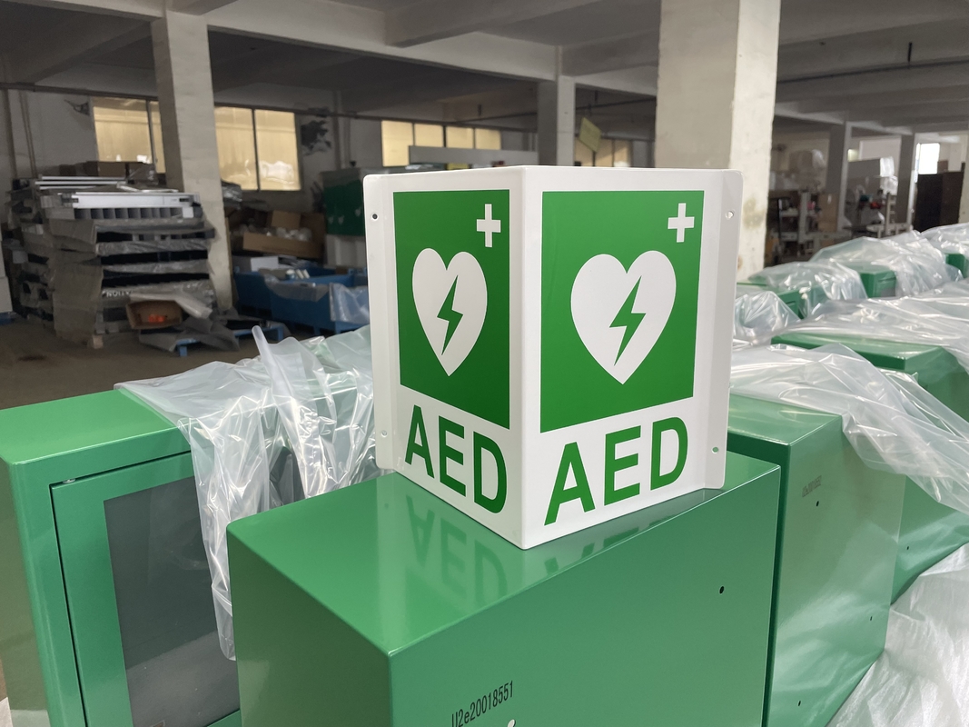 白い壁の台紙AEDの壁の印の緑のプラスチック除細動器AEDピース サイン注文アルミニウムAEDの印